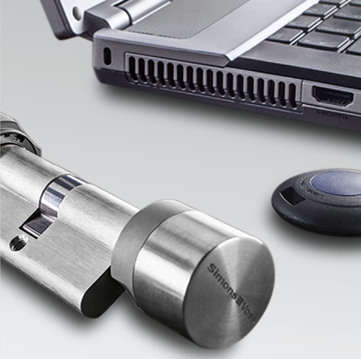 Simons Voss Schließzylinder & Transponder neben Laptop