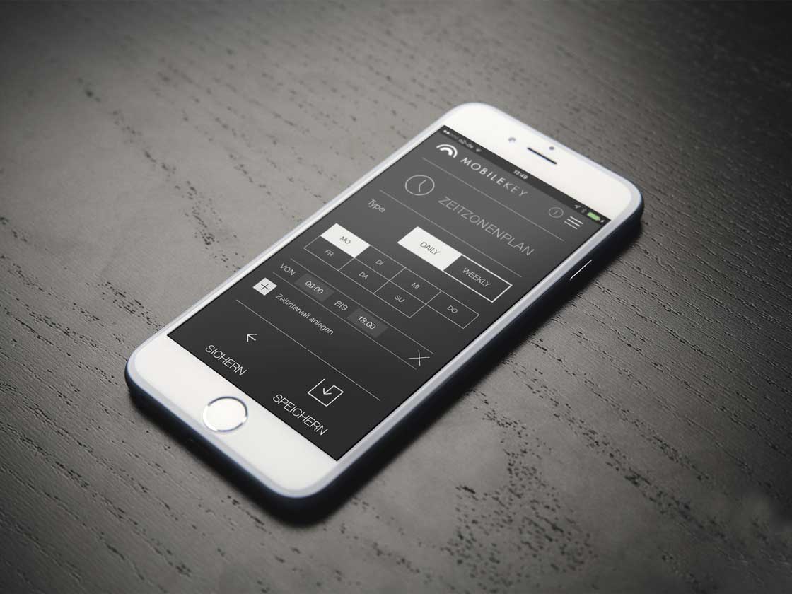 Smartphone mit MobileKey-App 