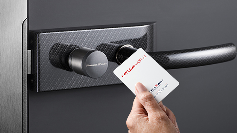 Tür mit digitaler Schließanlage von Simons Voss wird mit SmartCard geöffnet