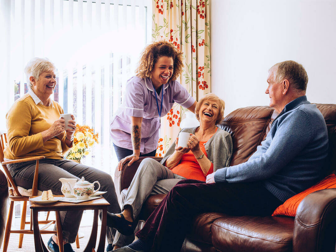 Personen im Seniorenheim mit Pflegekraft