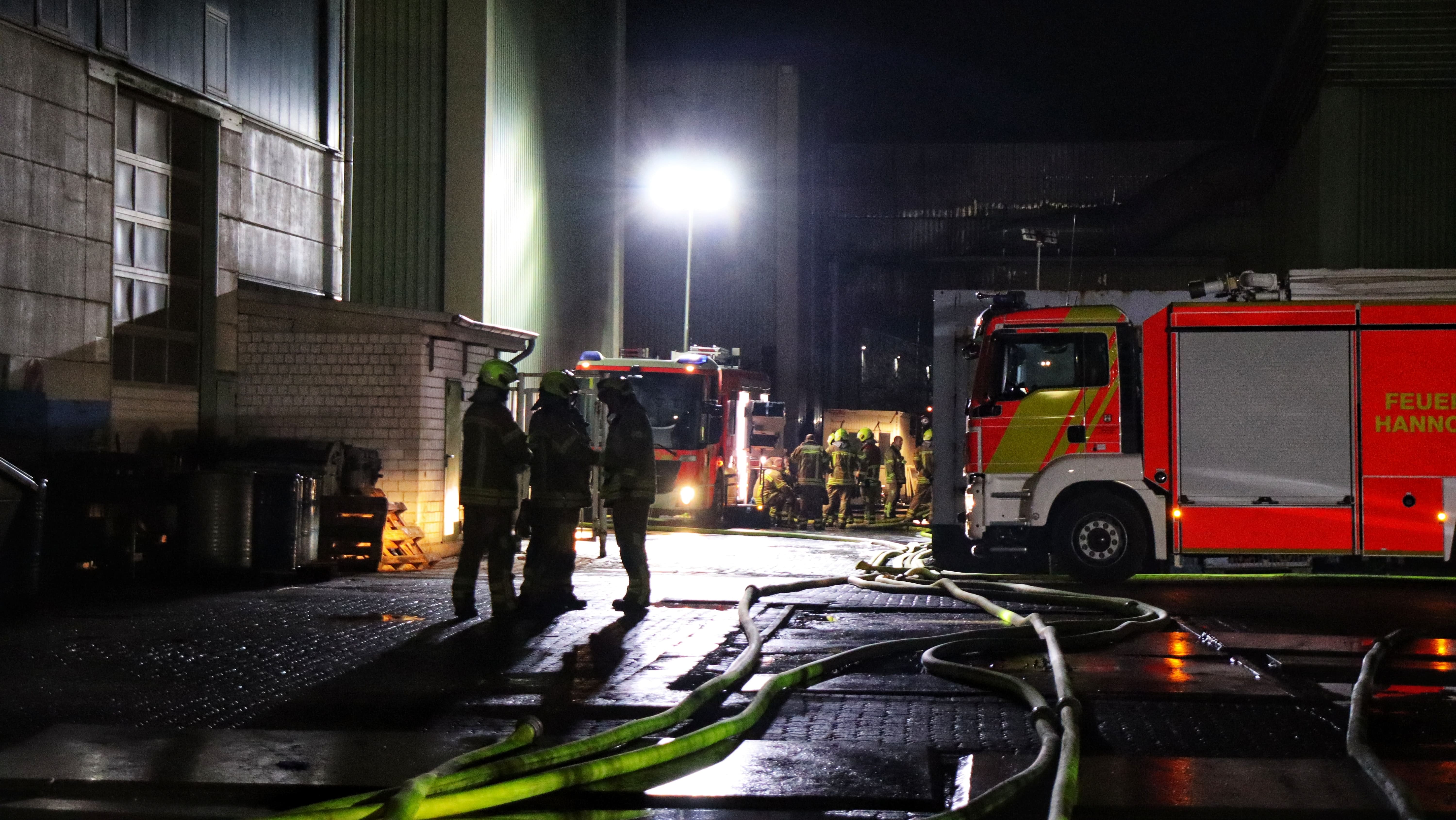 Feuerwehr im Einsatz bei einem Industriegebäude