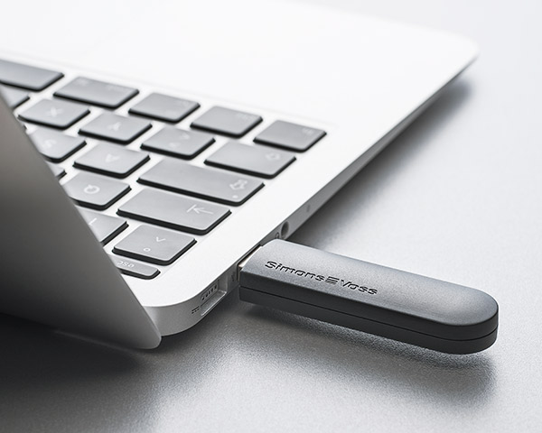 SimonsVoss USB-Programmierstick steckt in Laptop