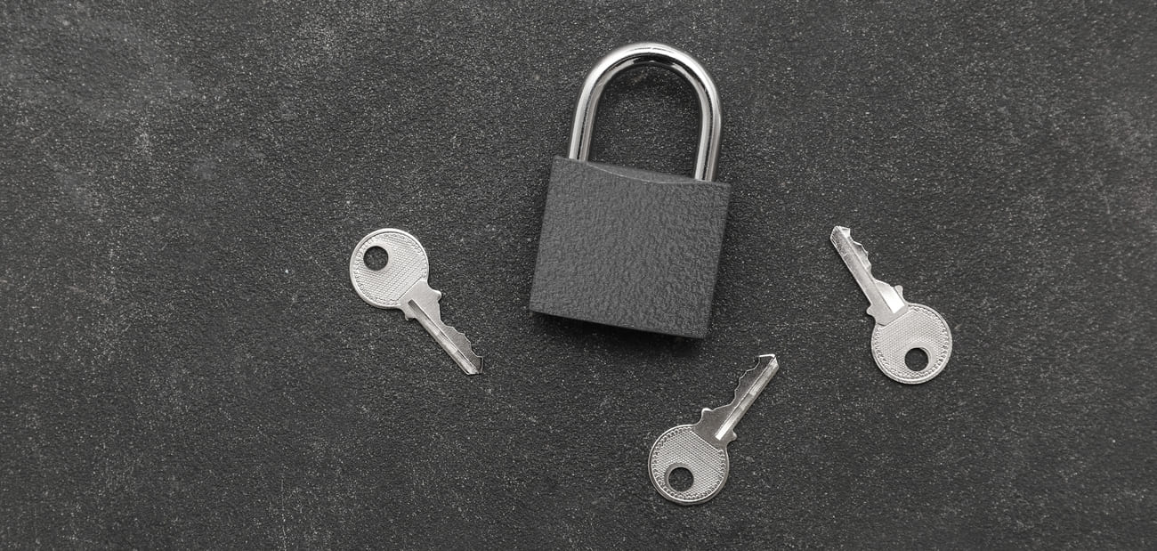 Klassisches Bügelschloss mit Schlüssel