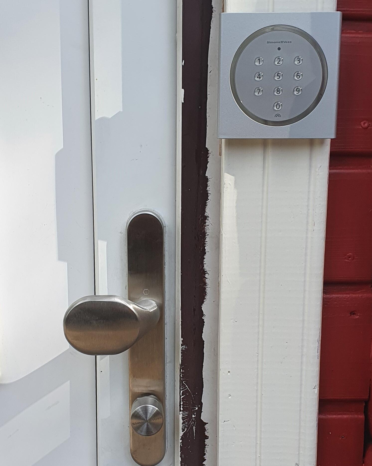 Entrance door with digital cylinder and number pad