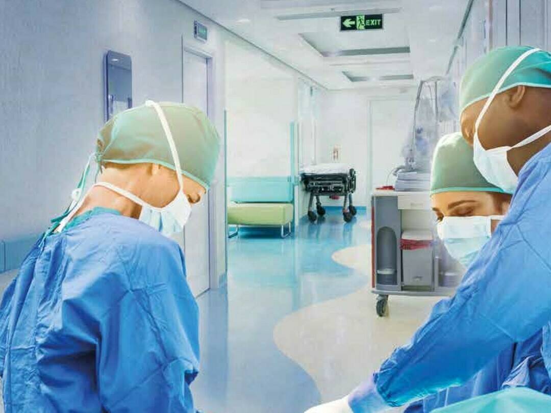 Drei Krankenhausmitarbeiter mit Masken