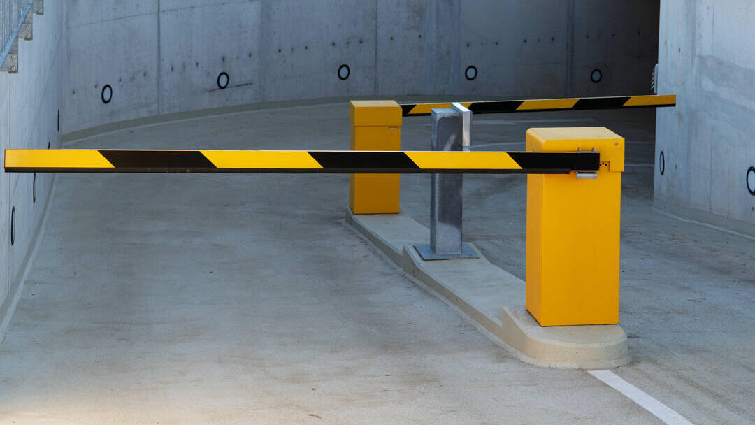Schranken an einer Tiefgarageneinfahrt