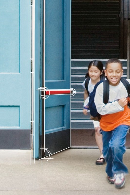 Fluchttür einer Schule mit zwei Schülern