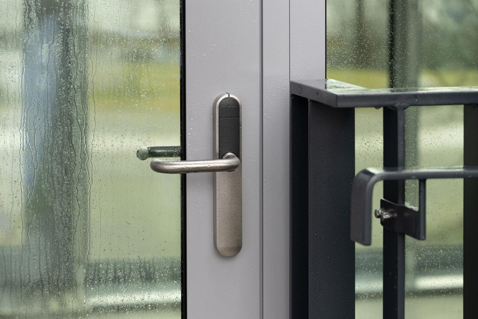 Smartphone opens Digital Cylinder AX