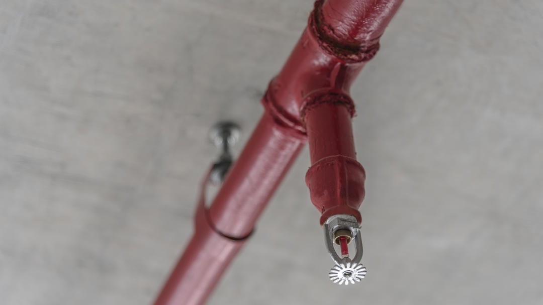 Vor- & Nachteile von Brandmeldeanlagen Roter Sprinkler