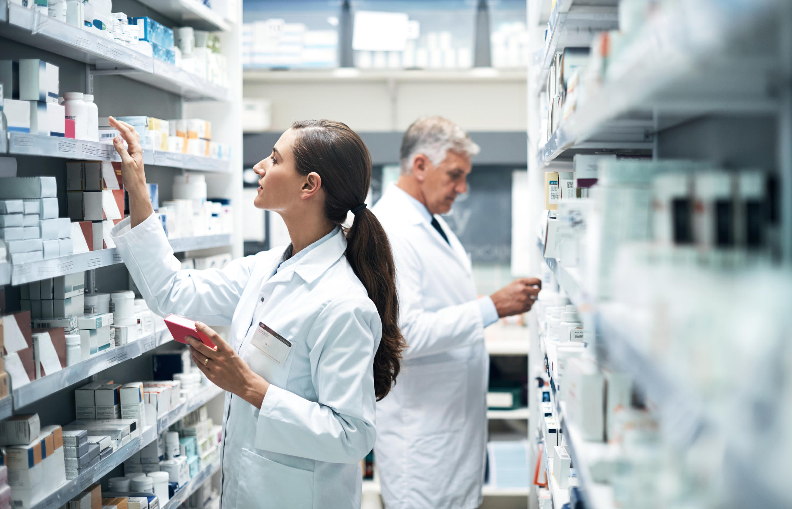 Sicherheitsanforderungen in Pharmaunternehmen Zwei Pharmamitarbeiter im Medikamentenlager