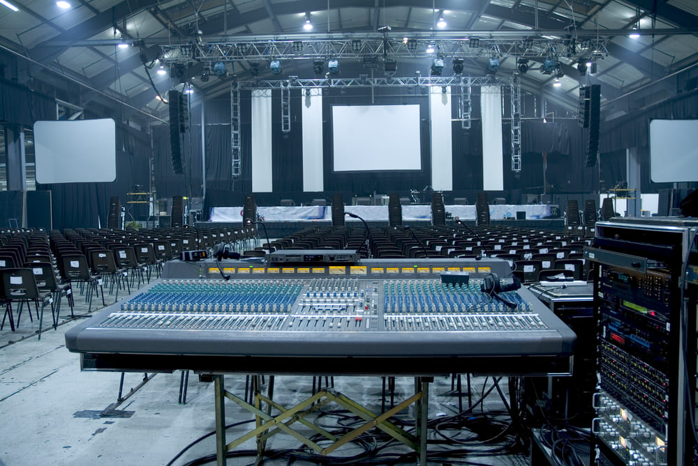 Tontechnik vor einer leeren Bühne