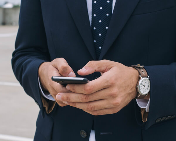 Moodbild Detail Geschäftsmann mit Smartphone