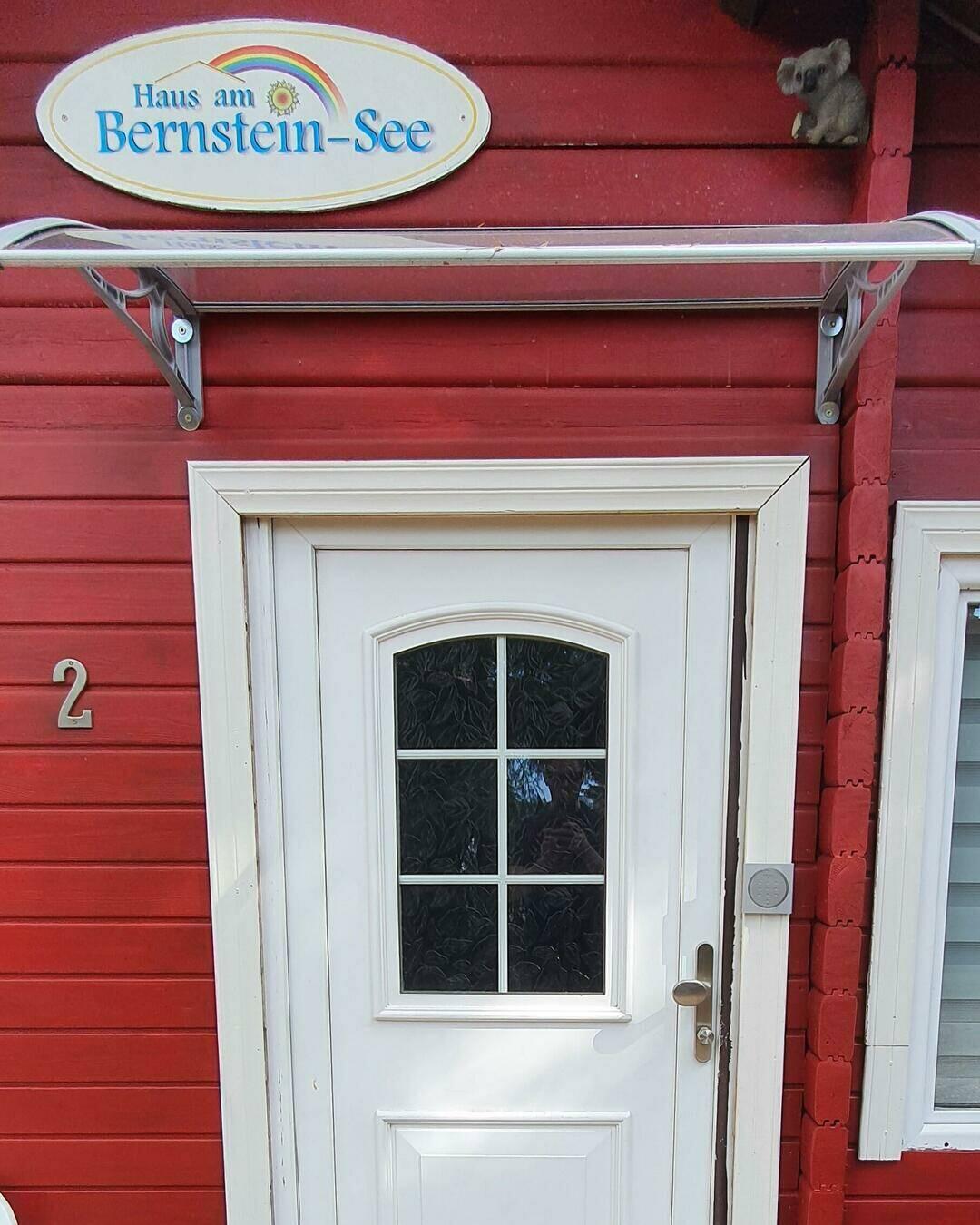 Toegangsdeur naar het "Haus am Bernsteinsee"