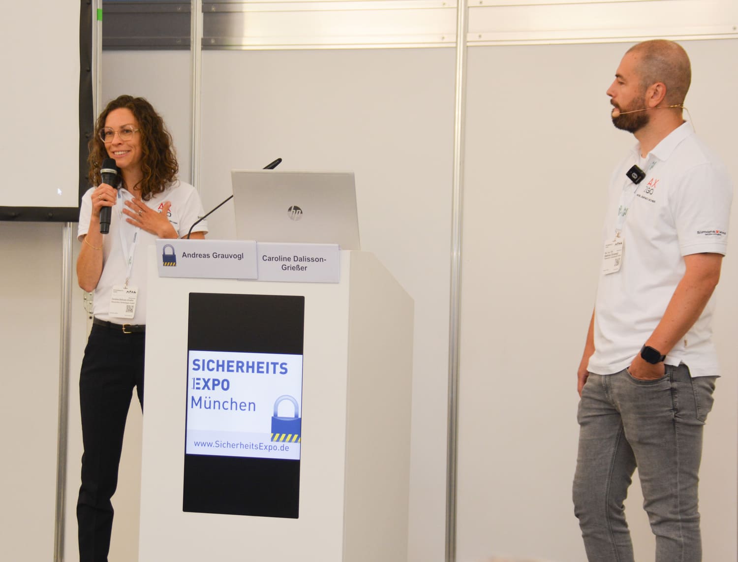 Die Produktmanager Caroline Davisson und Andreas Grauvogl präsentieren AX2Go