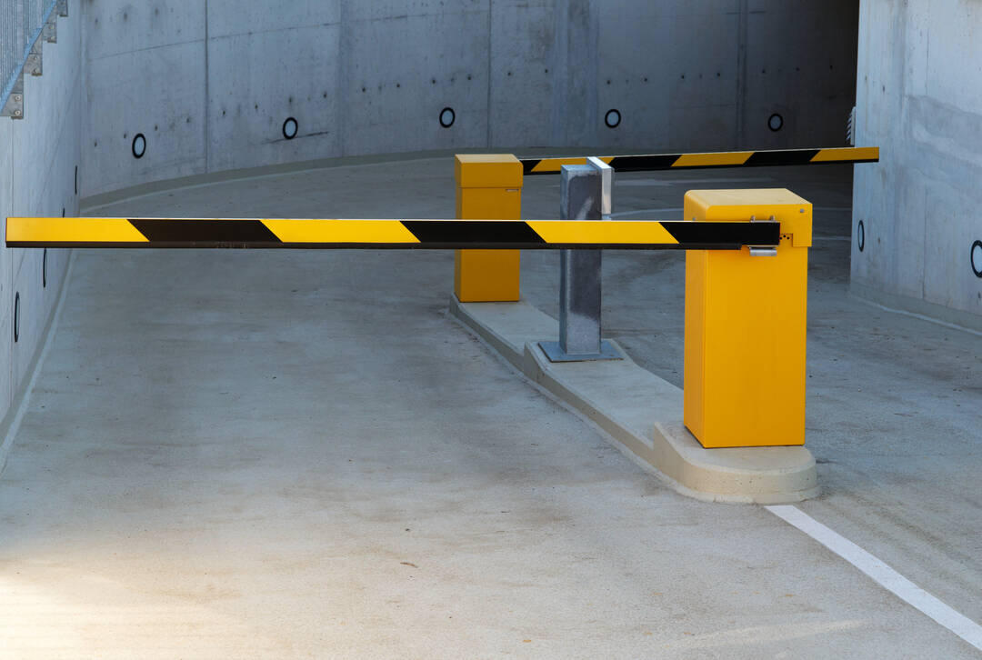 Bommar vid infarten till ett parkeringsgarage Bommar vid infarten till ett parkeringsgarage