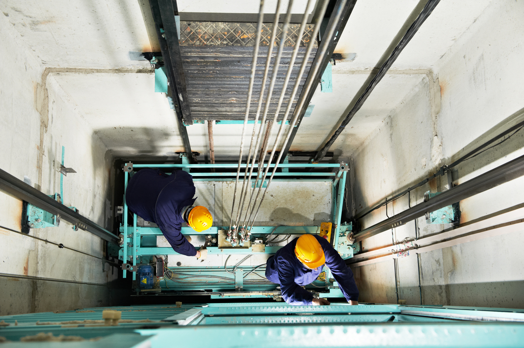 Handwerker warten einen Aufzug