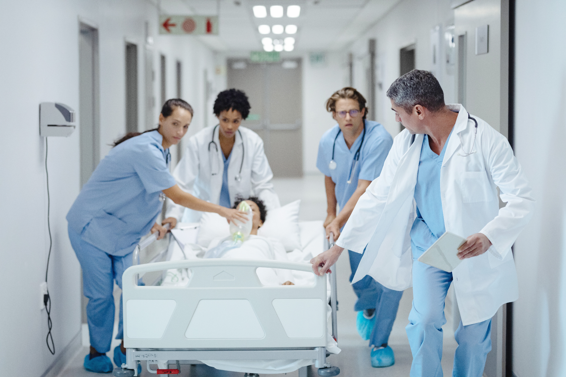 Klinikpersonal im Krankenhausflur